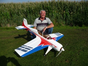 Jan v.d.Looy met zijn Sukhoi