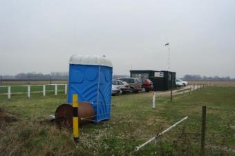 in de hoek  van het veld (ruikbaar bij west en zuidwestenwind hahaha)