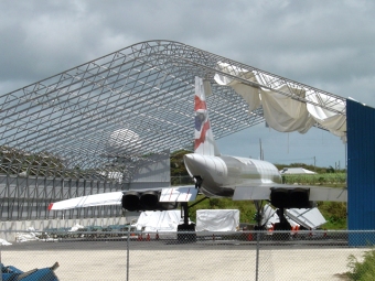 "De derde 'museum'� Concorde staat in Barbados, twee dagen na hurricane Ivan is de Concorde okë© maar de hangar heeft een nieuw tentdoek nodig. ""Steve John"" "