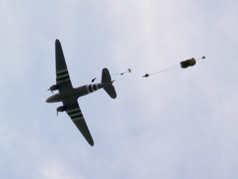 Een C-47 door Piet van der Steen genomen op 17-september 2004, precies boven ons eigen veld.