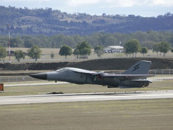 Een F-111 wheels up landing Net als bij een vliegdekschip, voorbereid voor een doorstart mocht de piloot de lijn niet te pakken krijgen.