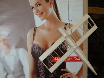 Iemand had zijn vriendin meegenomen.