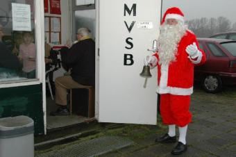 kerstman in de tent op bezoek